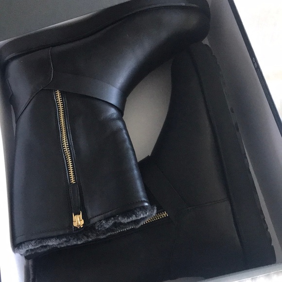 UGG Classic Berge Genuine Shearling Lined Boot - Picture 9 of 9